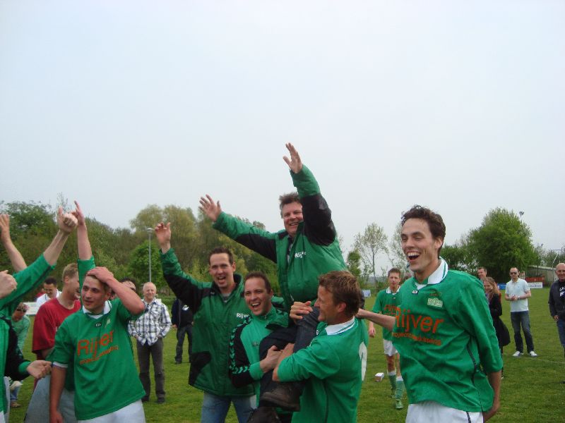 Leider Erwin van der Ham en teamleden met trainer  John Schoordijk op de schouders