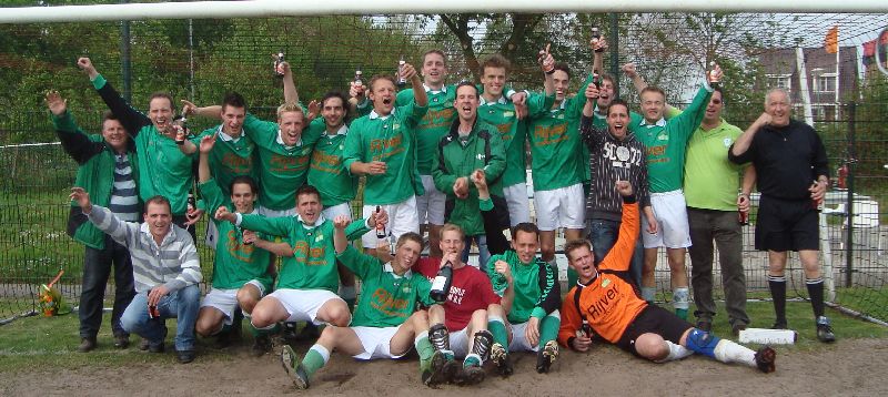 De spelers van SPV'81 na het behalen van de overwinning.